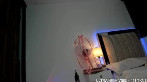  independent model   online show from 10-20-25, 11:16