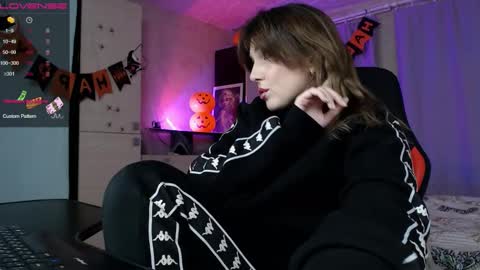 Daniela Cooper online show from 11-05-25, 05:02