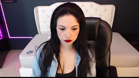 Snapshot of danielle_smithh chatting on 12-29-24, 03:22 Danielle Smith online show from 12-29-24, 03:22