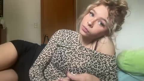 Snapshot of danilovexoxo chatting on 07-28-26, 10:20 danilovexoxo online show from 07-28-26, 10:20