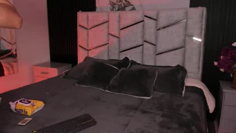 Snapshot of daniphoenixx chatting on 12-15-25, 07:29 Dani Phonenix online show from 12-15-25, 07:29