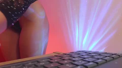 Pau online show from 10-07-25, 04:37