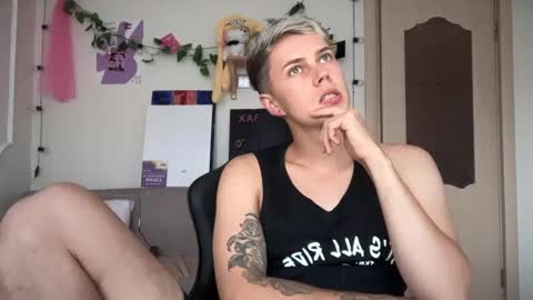 Snapshot of danny_love01 chatting on 09-09-25, 10:37 danny online show from 09-09-25, 10:37