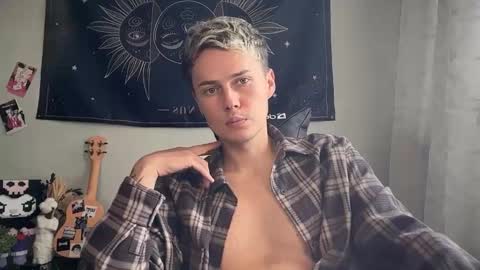 Snapshot of danny_love01 chatting on 09-23-25, 12:08 danny online show from 09-23-25, 12:08