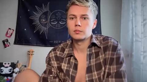 Snapshot of danny_love01 chatting on 09-24-25, 09:12 danny online show from 09-24-25, 09:12