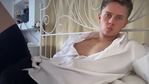 Snapshot of danny_love01 chatting on 09-27-25, 12:21 danny online show from 09-27-25, 12:21