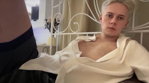 Snapshot of danny_love01 chatting on 10-20-25, 02:39 danny online show from 10-20-25, 02:39