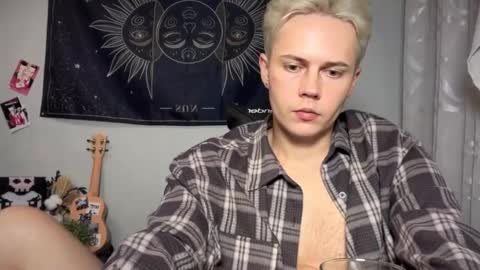 Snapshot of danny_love01 chatting on 10-24-25, 07:54 danny online show from 10-24-25, 07:54