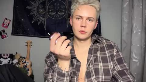 Snapshot of danny_love01 chatting on 10-27-25, 07:29 danny online show from 10-27-25, 07:29