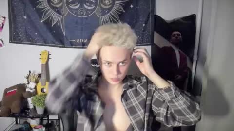 Snapshot of danny_love01 chatting on 11-12-25, 04:07 danny online show from 11-12-25, 04:07