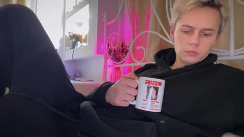 Snapshot of danny_love01 chatting on 12-05-25, 01:20 danny online show from 12-05-25, 01:20