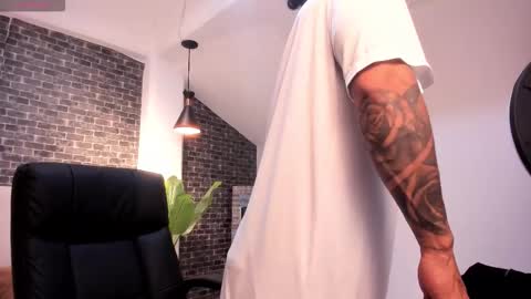 Snapshot of dantesuarez28 chatting on 01-11-26, 08:08 Dante Suarez online show from 01-11-26, 08:08