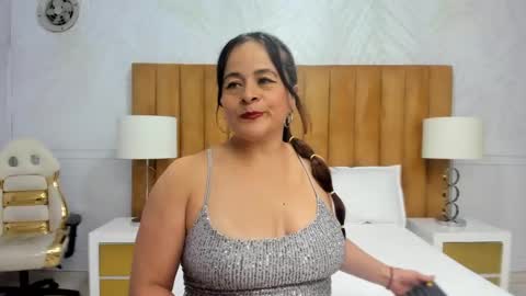 Snapshot of daphne81_ chatting on 02-06-25, 03:06 Daphne online show from 02-06-25, 03:06