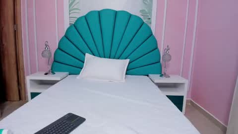 Snapshot of daphne_fox_ chatting on 02-22-25, 06:39 Daphne  online show from 02-22-25, 06:39