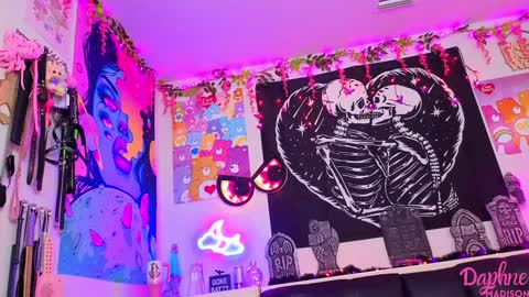 Daphne Madison online show from 10-19-25, 07:36