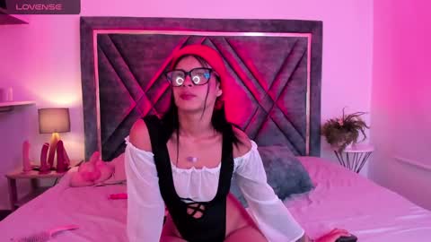 Snapshot of dapnne_ chatting on 02-12-25, 12:01 Daphne online show from 02-12-25, 12:01