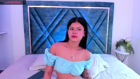 Snapshot of dapnne_ chatting on 02-27-25, 12:02 Daphne online show from 02-27-25, 12:02