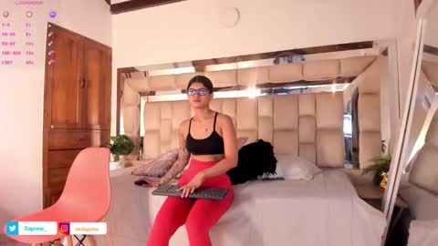 Snapshot of dapnne_ chatting on 10-16-25, 12:50 Daphne online show from 10-16-25, 12:50