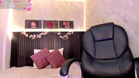 Snapshot of dark__nymph chatting on 10-13-25, 10:37 Dark online show from 10-13-25, 10:37