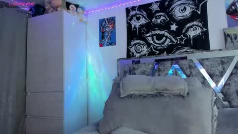 Snapshot of darkboy26_ chatting on 12-15-25, 12:37 Blake online show from 12-15-25, 12:37