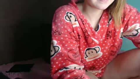 Snapshot of dasne19 chatting on 12-27-24, 01:22 Dafne online show from 12-27-24, 01:22