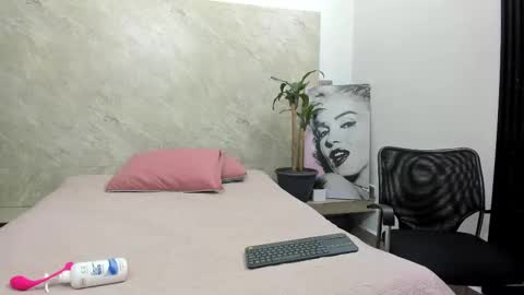Snapshot of davida_karol chatting on 10-02-25, 11:39 davida_karol online show from 10-02-25, 11:39
