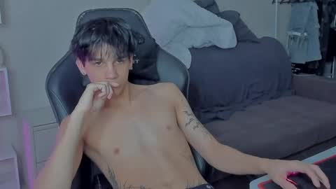 Snapshot of davisross chatting on 12-04-24, 10:46 davis online show from 12-04-24, 10:46