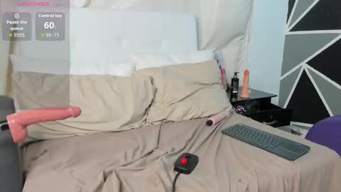 Snapshot of daye_sky chatting on 11-15-25, 08:27 Daye sky online show from 11-15-25, 08:27