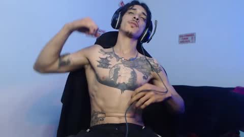 Snapshot of dazzayyy chatting on 11-25-25, 12:21 dazzayy online show from 11-25-25, 12:21