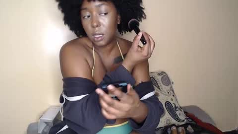 Snapshot of dchcco chatting on 01-28-25, 12:57 Duchess Coco - Coco Puffs online show from 01-28-25, 12:57