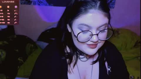 Snapshot of de_v1l chatting on 12-18-25, 10:10 Luna online show from 12-18-25, 10:10