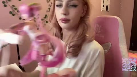 Snapshot of deannmagnie chatting on 05-04-26, 12:12 Maggie online show from 05-04-26, 12:12