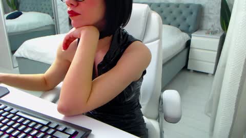 Elly online show from 04-17-26, 08:39