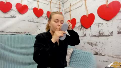 Holly online show from 05-19-26, 01:22