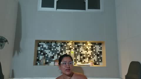 Snapshot of deesseluxure_ chatting on 05-14-26, 05:25 Andre online show from 05-14-26, 05:25