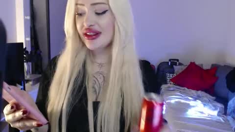 Snapshot of deewhitee chatting on 04-29-26, 01:43 Jenna online show from 04-29-26, 01:43