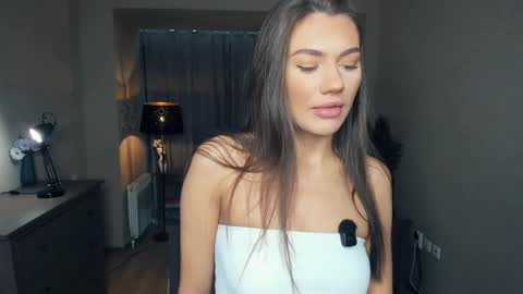 Snapshot of deidreluer chatting on 05-10-26, 07:24 Laura online show from 05-10-26, 07:24