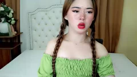 Snapshot of deliciously_sophie chatting on 05-22-26, 02:51 Sophie online show from 05-22-26, 02:51