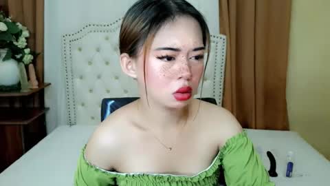 Snapshot of deliciously_sophie chatting on 05-27-26, 03:47 Sophie online show from 05-27-26, 03:47