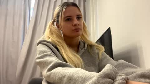 Snapshot of delindaferebee chatting on 05-30-26, 01:19 Amelia online show from 05-30-26, 01:19
