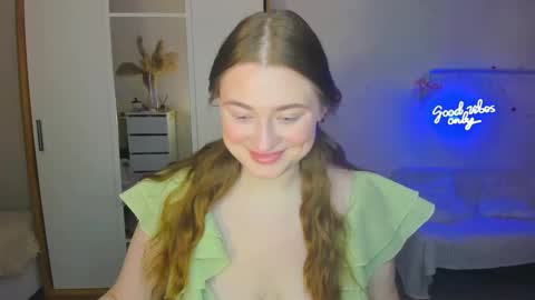 Snapshot of demure_soul chatting on 02-08-25, 07:04 Sophie online show from 02-08-25, 07:04