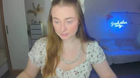 Snapshot of demure_soul chatting on 02-09-25, 07:16 Sophie online show from 02-09-25, 07:16
