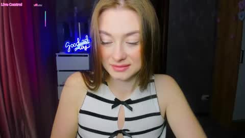 Snapshot of demure_soul chatting on 09-26-25, 08:18 Sophie online show from 09-26-25, 08:18