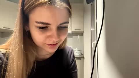 Snapshot of denniskibler chatting on 09-27-25, 05:07 Denni online show from 09-27-25, 05:07