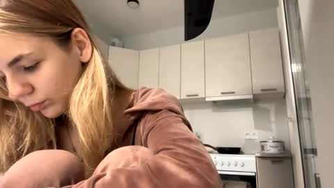 Snapshot of denniskibler chatting on 10-19-25, 03:23 Denni online show from 10-19-25, 03:23