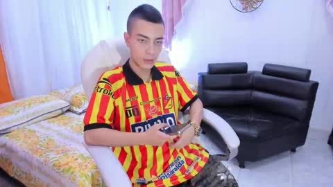 Snapshot of dereck_boy8 chatting on 10-21-25, 08:20 Dereck Boy online show from 10-21-25, 08:20