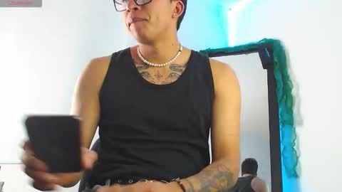 Snapshot of derek_moon04 chatting on 01-05-26, 07:06 Derek online show from 01-05-26, 07:06