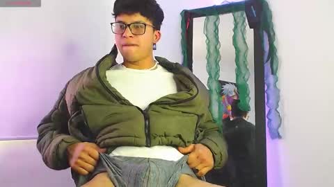 Snapshot of derek_moon04 chatting on 01-06-26, 07:06 Derek online show from 01-06-26, 07:06