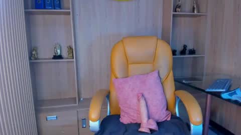 Snapshot of derek_voss chatting on 05-05-26, 01:19 derek_voss online show from 05-05-26, 01:19