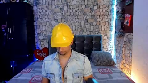 Snapshot of derekk_cute chatting on 01-21-25, 02:54 DEREKK online show from 01-21-25, 02:54